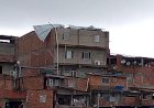Telhado foi arrancado e está pendurado, devido a chuva e ventania do ultimo domingo.
