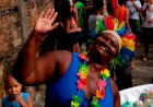 Conheça Célia Regina, moradora que há 10 anos entrega lanches, brindes e doces para crianças no dia 12 de Outubro.
