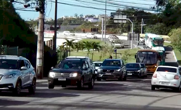 Micro-ônibus, caminhão e carro quebrados provocam lentidão na Av. São Rafael, em Salvador, nesta segunda.