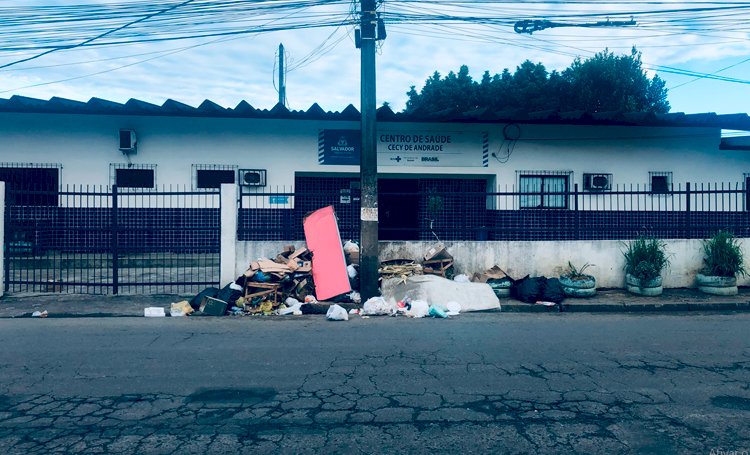 Acúmulo de Lixo em frente ao Posto de Saúde de Castelo Branco exige ação imediata das autoridades.