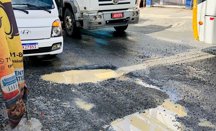 Descaso da Embasa destrói avenida em São Marcos e deixa moradores revoltados.