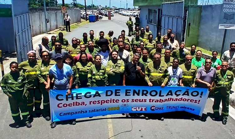 Trabalhadores da COELBA protestam contra demissões e retirada de direitos adquiridos.