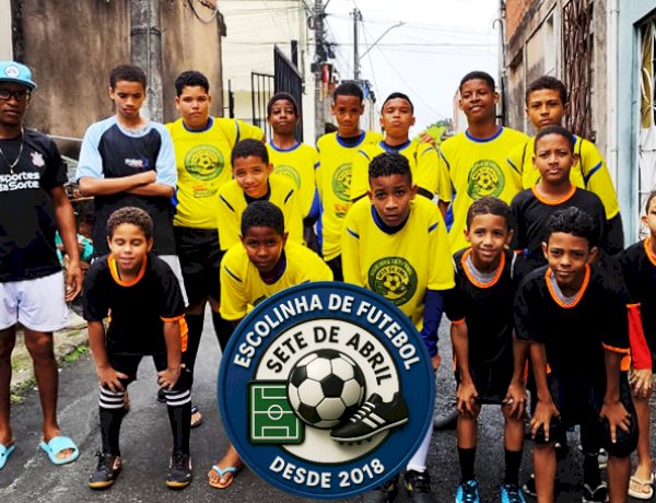 Escolinha de Futebol Sete de Abril retoma atividades com força total e aposta em novos talentos da comunidade.