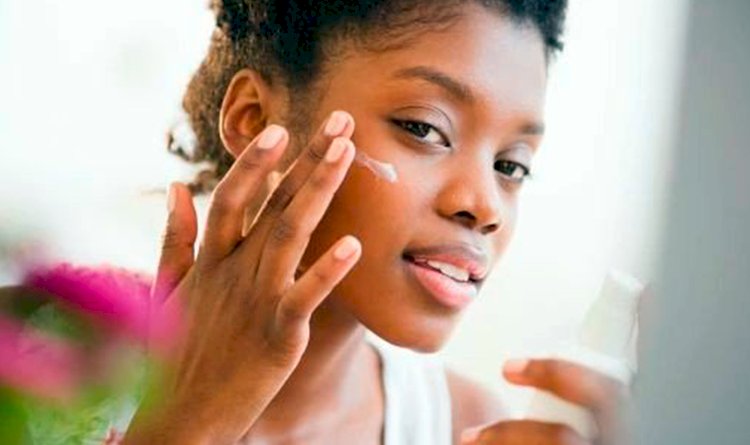Esteticista comenta sobre os benefícios da esfoliação facial.