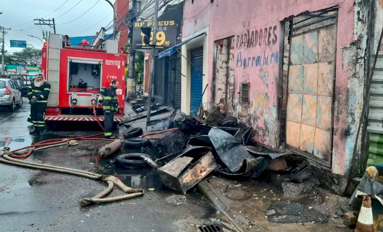 Borracharia pega fogo no bairro de Pau da Lima, em Salvador.