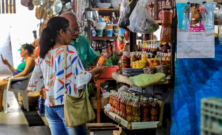 Mercados municipais oferecem ingredientes a preços baixos para a ceia da Sexta-Feira Santa.