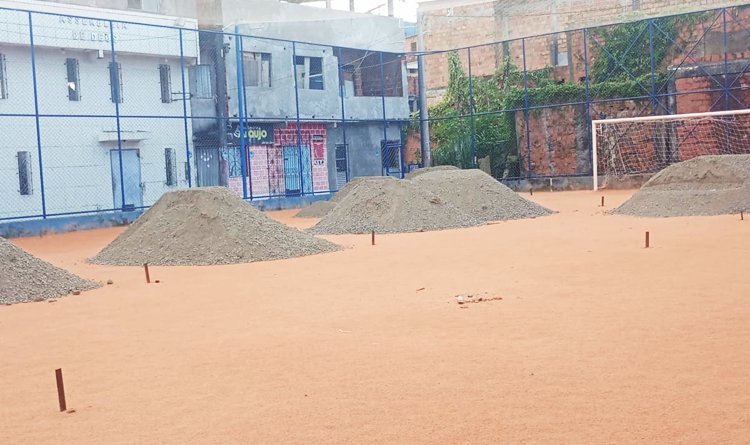 DESCASO NO CAMPO DA PORTELINHA: OBRA PARADA DEIXA COMUNIDADE SEM RESPOSTAS.